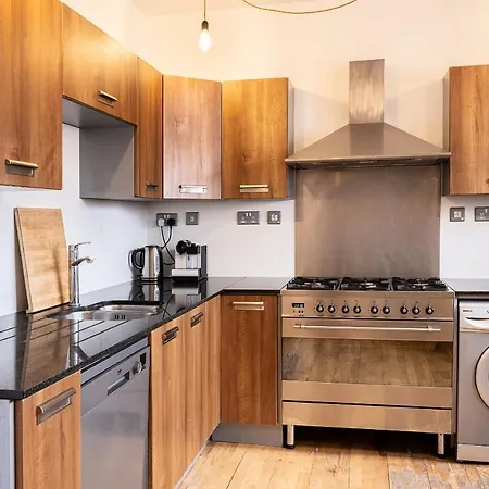 Spacious 3 Bedroom Apartment, Private Parking,