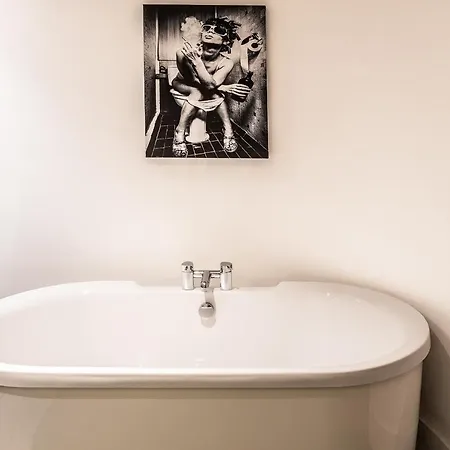 Spacious 3 Bedroom Apartment, Private Parking, Отель типа 