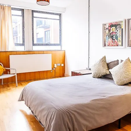 Spacious 3 Bedroom Apartment, Private Parking, Бристоль