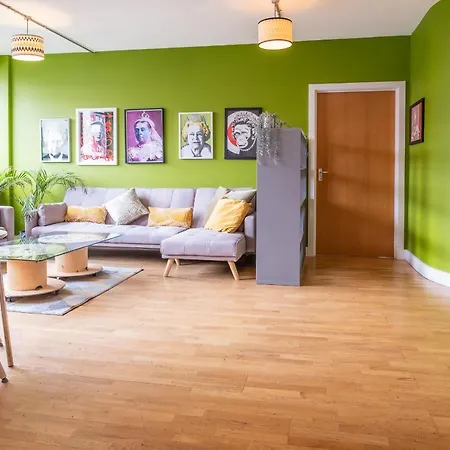 Spacious 3 Bedroom Apartment, Private Parking, * Бристоль
