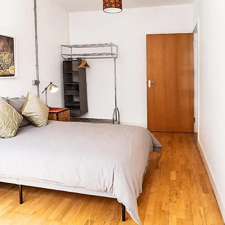Spacious 3 Bedroom Apartment, Private Parking, Отель типа 