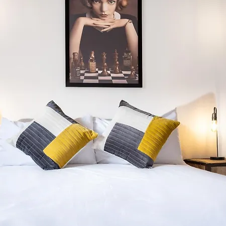 Spacious 3 Bedroom Apartment, Private Parking, Bed & Breakfast