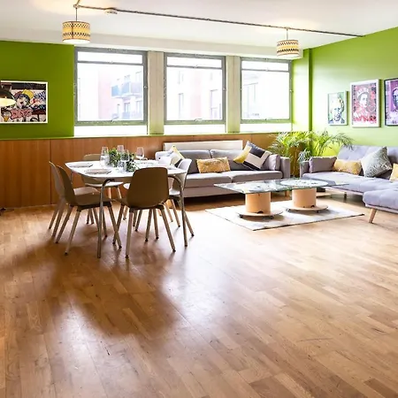 Spacious 3 Bedroom Apartment, Private Parking, * Bristol