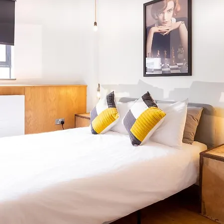 Bed & Breakfast Spacious 3 Bedroom Apartment, Private Parking,