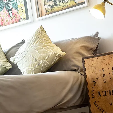 Spacious 3 Bedroom Apartment, Private Parking, Bed & Breakfast *
