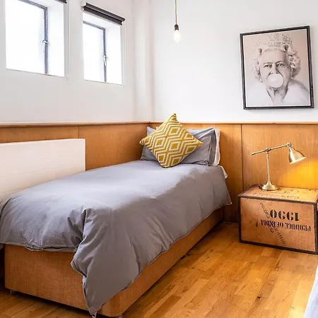 Spacious 3 Bedroom Apartment, Private Parking, Bed & Breakfast