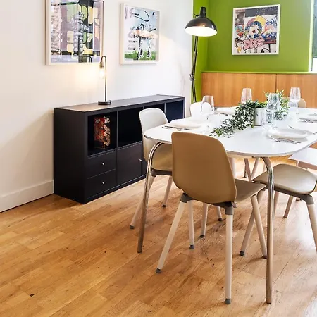Spacious 3 Bedroom Apartment, Private Parking, Bed & Breakfast